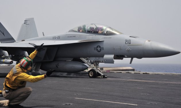 Hai vụ rơi máy bay Boeing 737 MAX 8 thậm chí còn khiến quân đội Mỹ phải rà soát lại quy trình huấn luyện phi công lái máy bay vận tải cỡ lớn, kể cả phi công lái Không Lực Một đề phòng sự cố tương tự sẽ xảy ra trong tương lai vì phần lớn trong kho máy bay hạng nặng của Mỹ đều dùng loại Boeing. Nguồn ảnh: Sputnik.