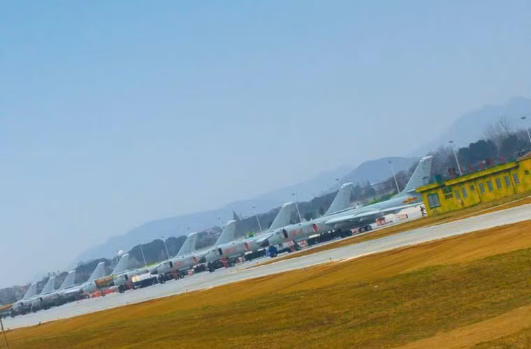 Có thể nói, đây là lần đầu tiên Trung Quốc huy động số máy bay ném bom H-6K lớn tới như vậy tham gia cuộc tập trận trên không. “Việc tập luyện ở vùng không phận ngoài Trung Quốc là một cách hữu hiệu để PLAAF để nâng cao khả năng chiến đấu. Đó cũng là bài thực hành chung của lực lượng không quân các nước lớn”, PLA Daily dẫn lời quan chức Quân đội Trung Quốc cho biết.