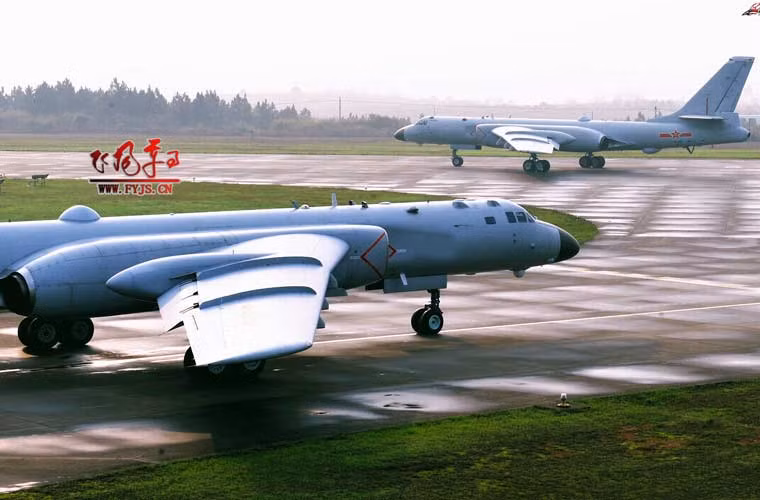 Hai chiếc máy bay ném bom H-6K bắt đầu lăn ra đường băng cất cánh. Đây là biến thể mới nhất của dòng máy bay ném bom H-6 do Trung Quốc sản xuất dựa theo mẫu Tu-16 của Liên Xô.