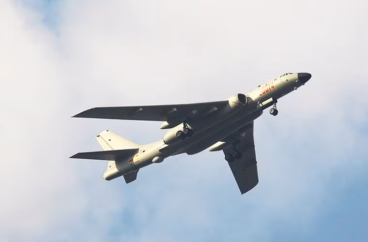 Cải tiến lớn nhất ở biến thể H-6K là trang bị 2 động cơ tuốc bin phản lực cánh quạt đẩy D30-KP-2 do Nga sản xuất thay vì động cơ nội địa như các biến thể trước đó. Với động cơ mới hiệu quả cao giúp tính năng máy bay cũng tăng theo đáng kể, đặc biệt là trong khả năng mang vác vũ khí (có thể mang 6 tên lửa hành trình tầm xa thay vì 4 như trước).