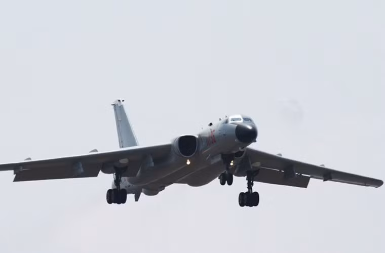 Biến thể cải tiến H-6K có một số điểm khác so với biến thể trước đó gồm: đầu máy bay có mái che radar lớn (trước đây là mũi bọc kính), trang bị thêm tổ hợp ngắm quang học ở phía dưới đầu máy bay; cửa hút gió tăng lực động cơ được thiết kế mới, hẹp hơn và ngắn hơn; cánh được thiết kế lại, tăng sải cánh, tăng giá treo; khoang động cơ lớn hơn; bỏ tháp pháo đuôi máy bay và thay vào đó có thể là hệ thống điện tử.