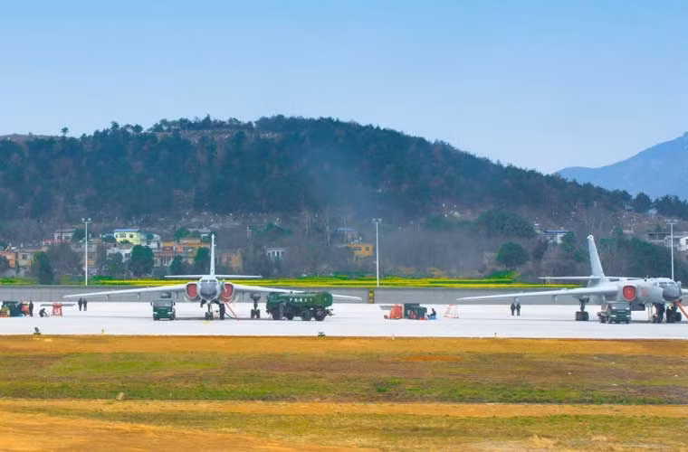 Hiện chưa rõ các khoa mục của cuộc tập trận của Không quân Trung Quốc tại Tây Thái Bình Dương. Trong ảnh, 2 chiếc H-6K đang được tiếp nhiên liệu.