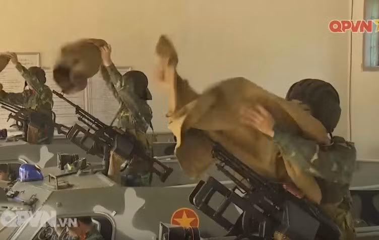 Trên nóc xe có giá gắn đại liên 12,7mm hoặc trung liên 7,62mm PKMS. Khi cần, có thể lắp các pháo phòng không hạng nhẹ như ZU-23-2 để làm nhiệm vụ chống máy bay.