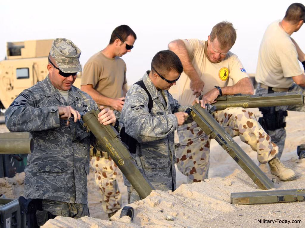 Đạn rocket của M72 LAW cỡ 66mm, dài 0,5m, nặng 1,8kg. Ngoài đạn xuyên giáp thông thường, M72 còn được sử dụng với đạn hóa học chứa khí CS, đạn gây cháy... Nguồn ảnh: Military-Today