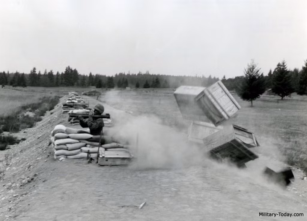 Còn với loại đạn có trạm truyền nổ từ dưới lên như M72, phản ứng nổ vượt trước khối vật chất năng lượng cao, vì tốc độ nổ là 9km/s, trong khi đó tốc độ dòng vật chất năng lượng cao chỉ đạt cao nhất 2km/s. Điều này khiến việc nổ phía trước cản trở chuyển động của vật chất năng lượng cao đi chậm hơn. Nguồn ảnh: Military-Today