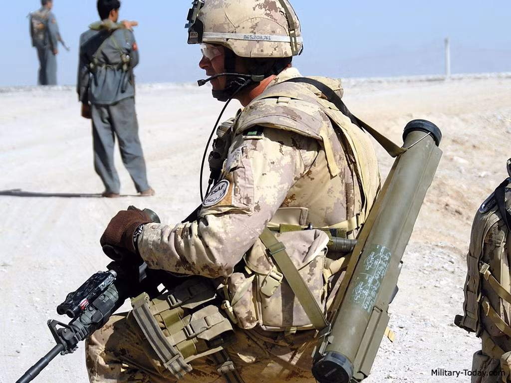 Tuy nhiên, M72 lại có một mặt mạnh về chiến thuật. Đây là một súng dùng một lần, dễ sử dụng. Với B-41 thì cả tiểu đội mới có một khẩu, còn M72 thì bất cứ lính bộ binh nào cũng có thể mang theo như một vũ khí dùng thêm. Trong chiến đấu, khi xe tăng địch vào gần thì đồng loạt khai hỏa, hỏa lực của tiểu đội sẽ tăng lên rất mạnh. Nếu cần, cũng có thể sử dụng nhiều M72 bắn đồng loạt như một dàn hỏa tiễn, để áp chế đội hình địch. Nguồn ảnh: Military-Today