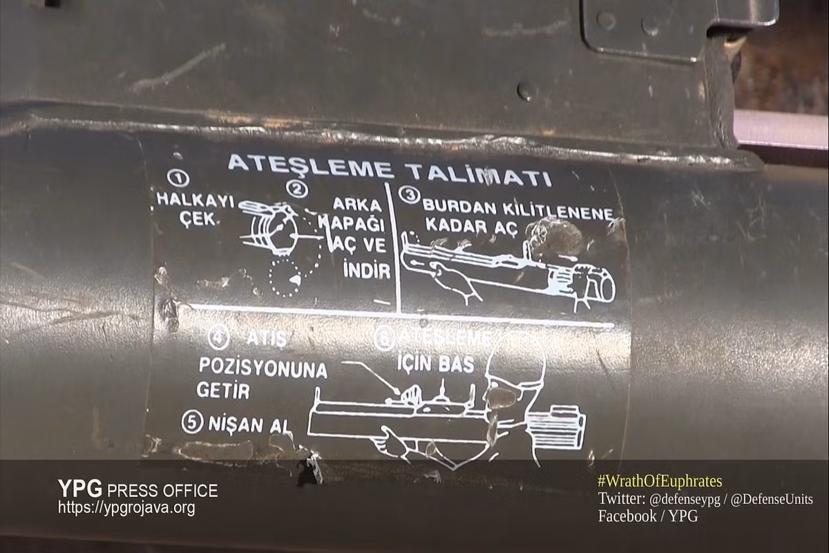 Hậu quả thất bại nặng nề tại Al-bab, Syria vẫn chưa có hồi kết, mới đây xuất hiện bằng chứng rõ nét cho thấy Quân đội Thổ Nhĩ Kỳ trong lúc tháo chạy đã vứt lại cả súng chống tăng M72 LAW cho phiến quân IS. Ảnh: Thân khẩu M72 (Thổ Nhĩ Kỳ chế tạo) được lực lượng SDF thu giữ từ tay phiến quân IS. Nguồn ảnh: SyriaL