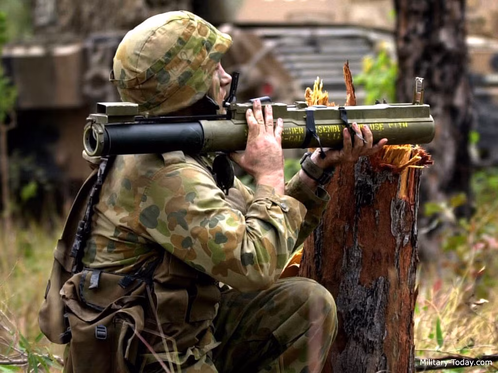 Sức xuyên thép của đạn M72 LAW chỉ khoảng 250mm, xuyên bê tông 1,8m. Nhìn chung, tầm bắn và độ xuyên của M72 LAW tương đương RPG-7. Tuy nhiên, trong quá trình tham chiến, M72 LAW chưa bao giờ được đánh giá cao hơn RPG-7, thậm chí bị coi là sự thất bại của CNQP Mỹ. Ví dụ như trong trận Làng Vây 1968 ở Việt Nam, quân Mỹ-VNCH đã bắn khoảng 100 phát đạn M72 vào giáp trước mỏng dính của PT-76 quân giải phóng mà không thể xuyên được. Nguồn ảnh: Military-Today