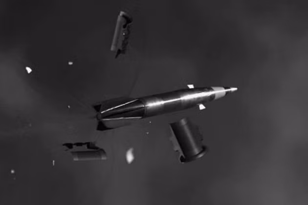 Điểm hay của đạn thông minh DART trên pháo hạm FREMM là khả năng đánh chặn máy bay cơ động cao. Trên thân đạn DART được lắp các cánh lái nhỏ cho phép nó cơ động đeo bám mục tiêu trên không, sơ tốc đạn lên tới 1.200m/s, vượt 5km chỉ trong 5 giây. Nguồn ảnh: Shephard