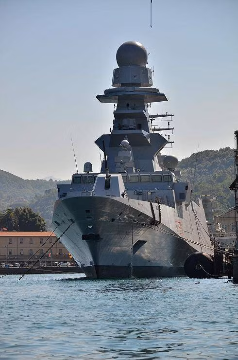 Lớp tàu hộ vệ FREMM của Hải quân Italy có lượng giãn nước toàn tải 6.700 tấn (lớn hơn của Pháp), dài 144m, rộng 19,7m, mớn nước 8,7m, thủy thủ đoàn 201 người (tàu cấu hình chống ngầm) hoặc 149 người (cấu hình đa nhiệm). Nguồn ảnh: Topwar