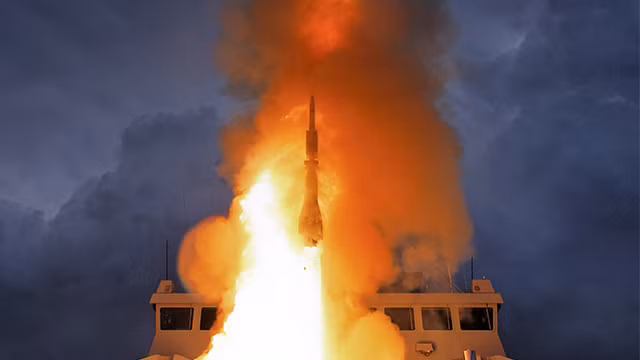 SYLVER A50 được dùng để triển khai các tên lửa hải đối không Aster - có khả năng đánh chặn hầu hết các mục tiêu trên không gồm máy bay, UAV, tên lửa hành trình và tên lửa đạn đạo. Nó có thể triển khai đồng thời hai loại tên lửa gồm: Aster 15 phòng thủ điểm và biên đội tàu (tầm bắn 1,7-30km, độ cao đánh chặn từ 0-13km); Aster 30 phòng thủ hạm đội (tầm bắn 3-120km, độ cao đánh chặn 0-20km). Sau này, FREMM có thể triển khai các tên lửa đánh chặn Aster 30 Block 1 có thể bắn hạ tên lửa đạn đạo tầm ngắn 600km và tương lai xa hơn là Aster 30 Block 1NT có thể hạ tên lửa đạn đạo 1.500km. Nguồn ảnh: MBDA