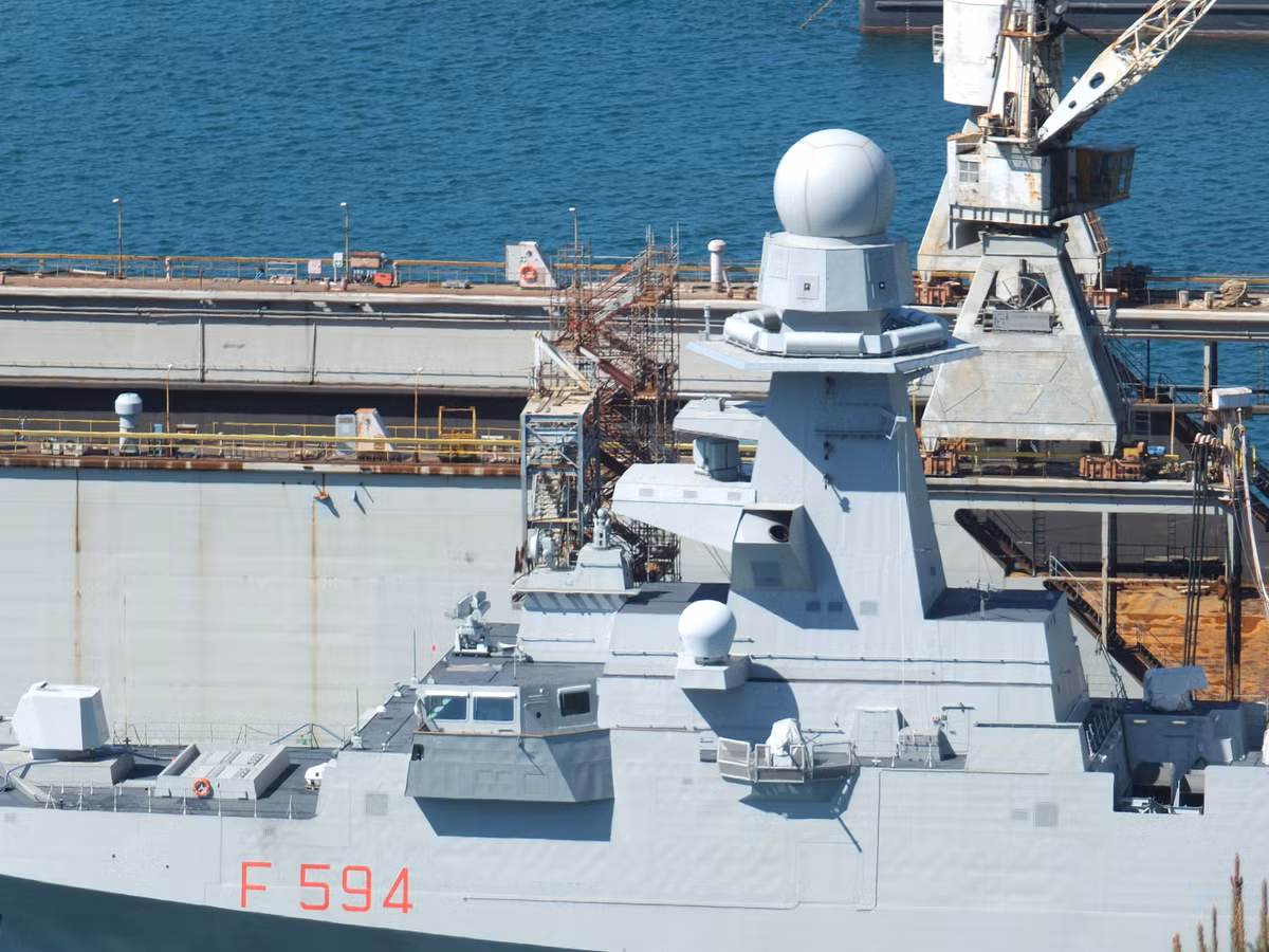 FREMM sở hữu hệ thống cảm biến tối tân hàng đầu NATO, được bố trí một độc đáo theo hình kim tự tháp tối ưu đáng kể khả năng tàng hình. Một trong những cảm biến khủng nhất trên FREMM là radar mạng pha bị động đa năng EMPAR do hãng Selex ES phát triển. Nó được thiết kế để sục sạo các mục tiêu trên không, cung cấp cự ly, độ cao, hướng cho việc hướng dẫn trên không (không lưu) ở phạm vi hơn 400km. Nó có khả năng theo dõi máy bay hoặc các mục tiêu cỡ nhỏ như tên lửa. Nguồn ảnh: defence 24