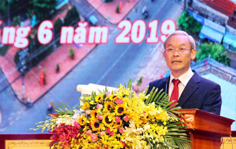 TP Long Khánh có tổng diện tích tự nhiên hơn 191km2, dân số 171.276 người; phía Đông giáp huyện Xuân Lộc; phía Tây giáp huyện Thống Nhất; phía Nam giáp huyện Cẩm Mỹ và phía Bắc giáp huyện Định Quán. Thành phố có 15 đơn vị hành chính cấp xã, trong đó có 11 phường (Xuân Trung, Xuân Thanh, Xuân An, Xuân Bình, Xuân Hòa, Phú Bình, Xuân Lập, Xuân Tân, Bảo Vinh, Bàu Sen, Suối Tre) và 4 xã (Bàu Trâm, Bình Lộc, Bảo Quang, Hàng Gòn). Như vậy, sau TP. Biên Hòa, Long Khánh là TP thứ 2 của tỉnh Đồng Nai.