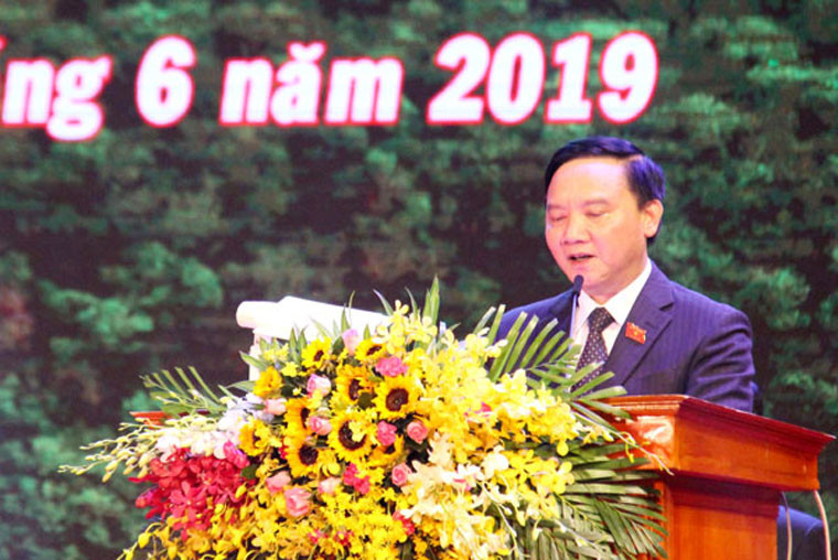 Đồng chí Nguyễn Khắc Định - UVBCHTW Đảng, Ủy viên Ủy ban Thường vụ Quốc hội, Chủ nhiệm Ủy ban Pháp luật Quốc hội công bố quyết định thành lập 5 phường và TP Long Khánh, thuộc tỉnh Đồng Nai.