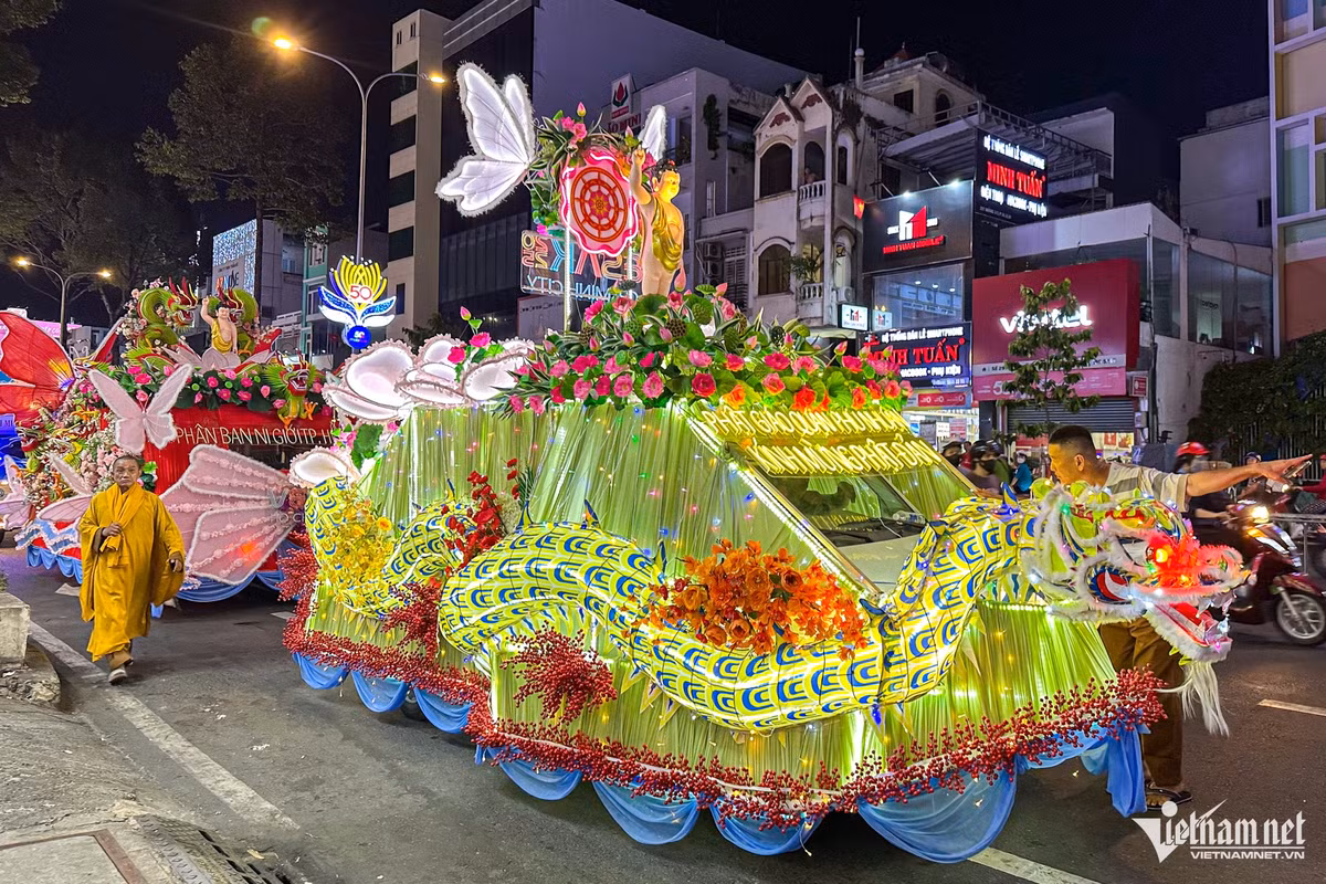 Hang nghin nguoi tham gia le ruoc Phat ve Viet Nam mung Phat dan-Hinh-3