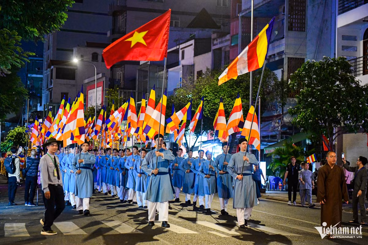 Hang nghin nguoi tham gia le ruoc Phat ve Viet Nam mung Phat dan-Hinh-4