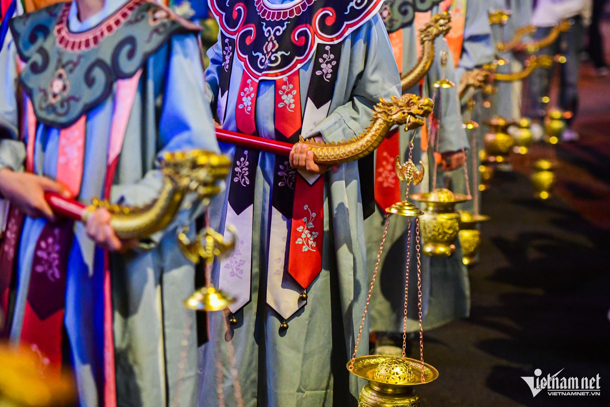 Hang nghin nguoi tham gia le ruoc Phat ve Viet Nam mung Phat dan-Hinh-5