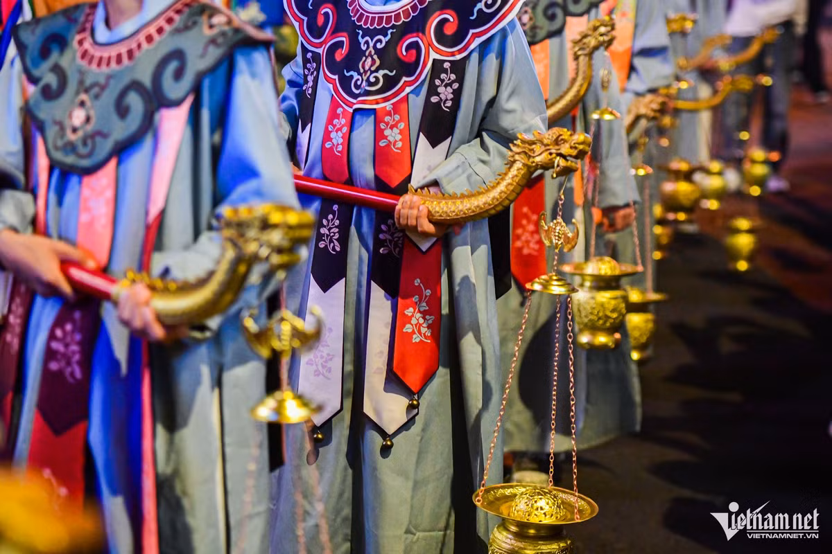 Hang nghin nguoi tham gia le ruoc Phat ve Viet Nam mung Phat dan-Hinh-5