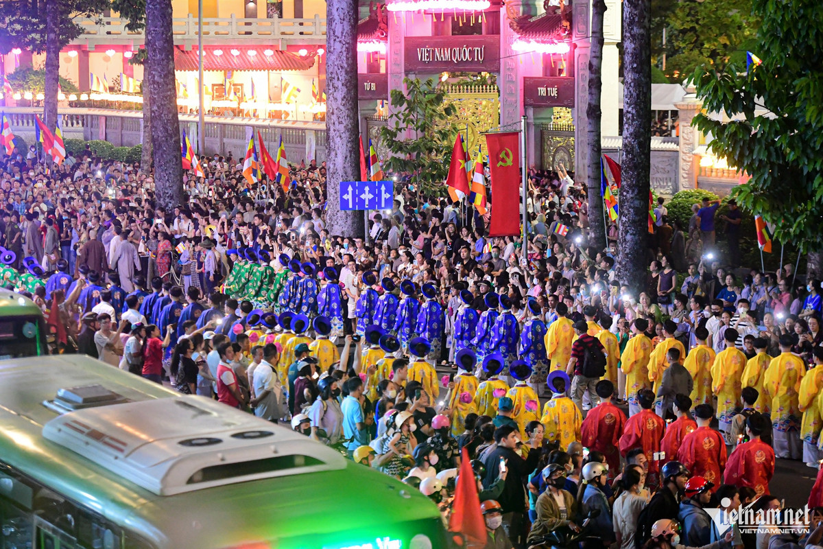 Hang nghin nguoi tham gia le ruoc Phat ve Viet Nam mung Phat dan-Hinh-7