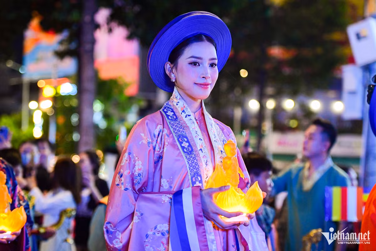 Hang nghin nguoi tham gia le ruoc Phat ve Viet Nam mung Phat dan-Hinh-6