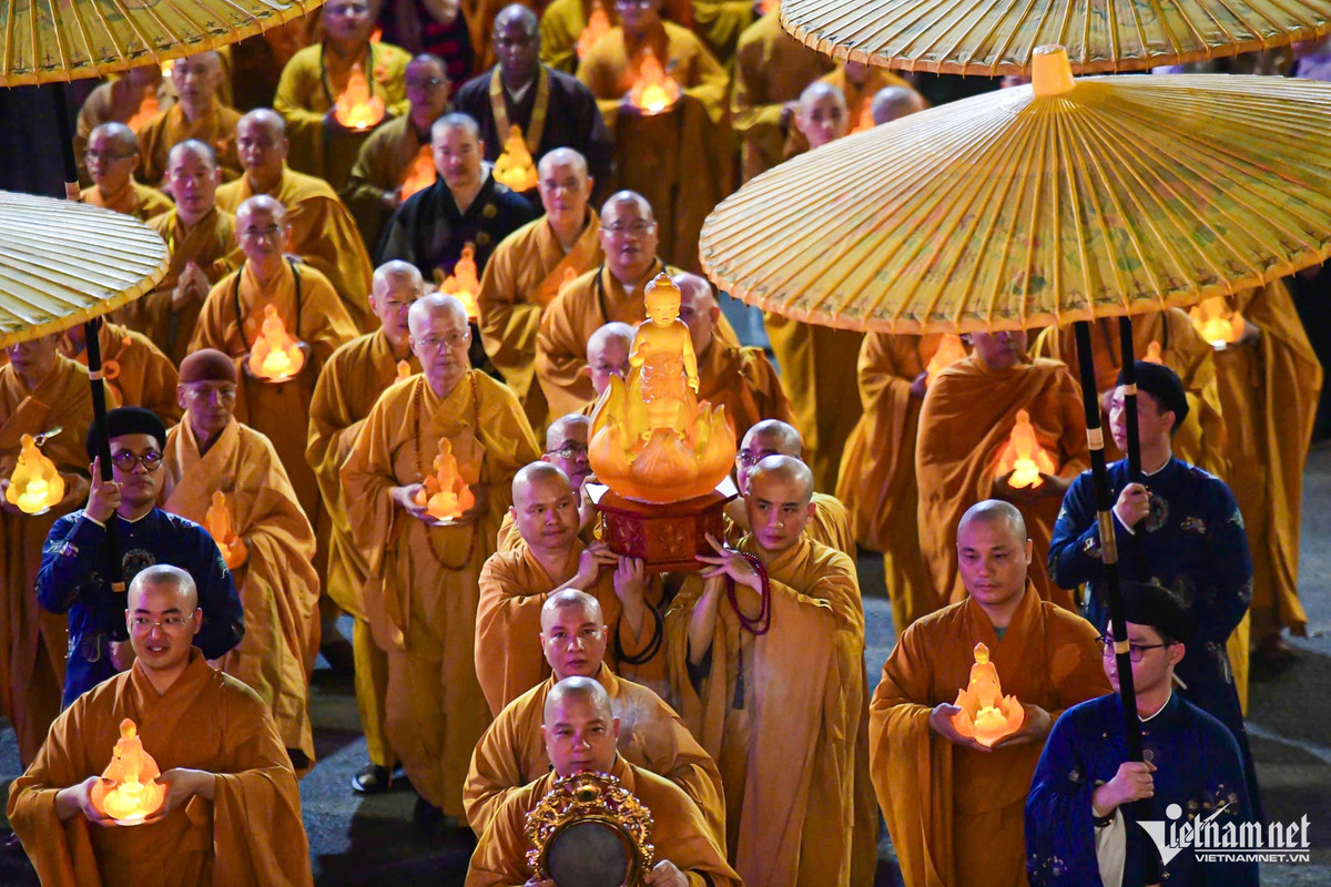 Hang nghin nguoi tham gia le ruoc Phat ve Viet Nam mung Phat dan