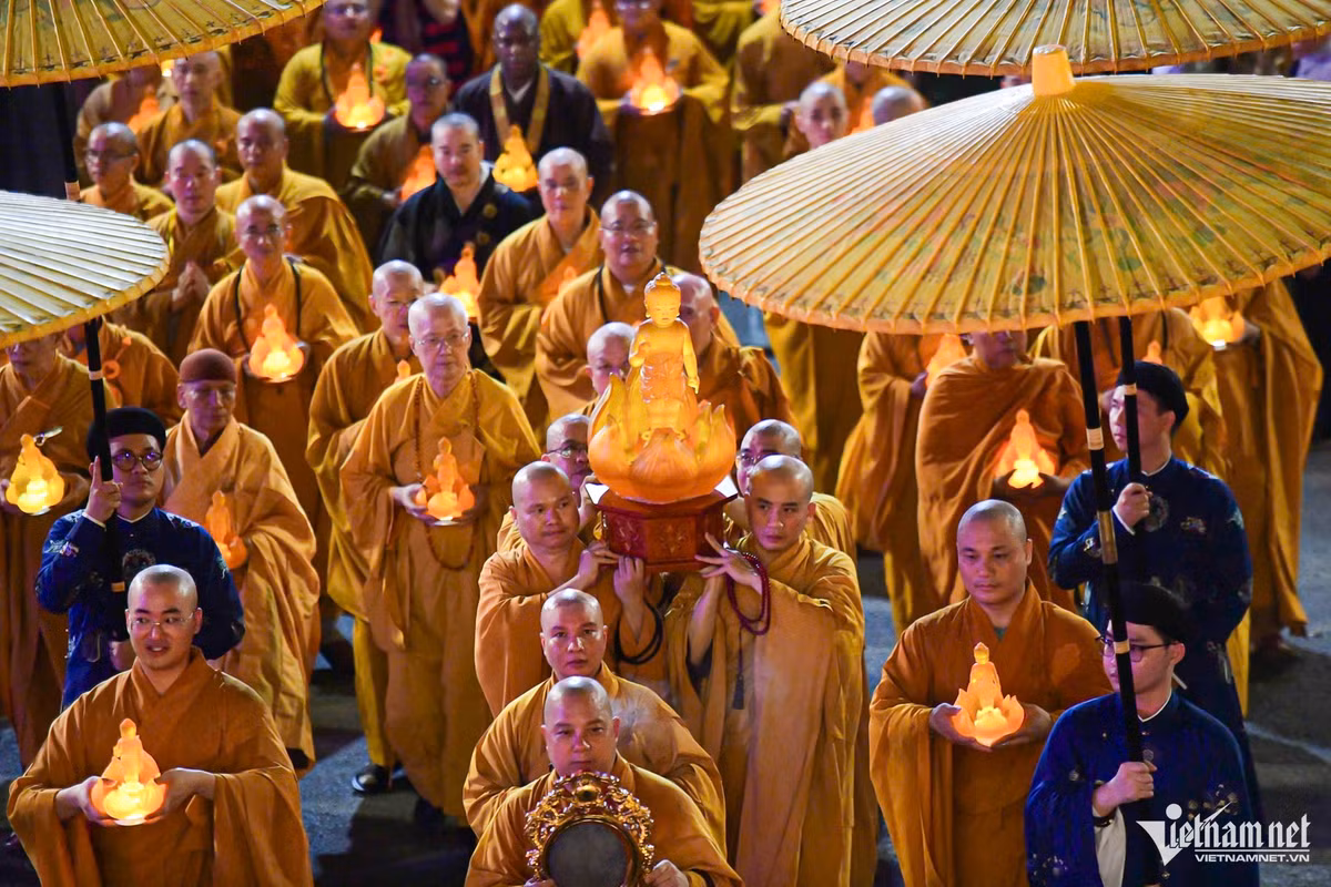 Hang nghin nguoi tham gia le ruoc Phat ve Viet Nam mung Phat dan