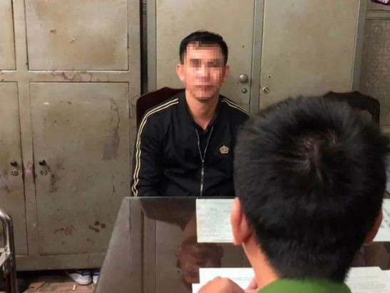 Qua rà soát, ngày 10/11, lực lượng Công an xác định Trần Đình Thắng (SN 1974, trú ở phường Đồng Mai, quận Hà Đông) là Đội trưởng thuộc Công ty bảo vệ Tây Hồ (có trụ sở tại đường Hoàng Quốc Việt, quận Nam Từ Liêm, Hà Nội) hiện đang làm bảo vệ đảm bảo an ninh và trông giữ xe tại khu chung cư CT7, phường Dương Nội, quận Hà Đông, có nhiều biểu hiện nghi vấn.