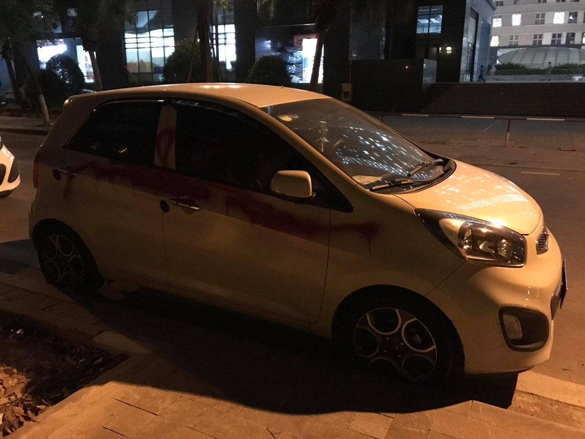 Theo đó, ngày 8/11, tại khu vực phía sau chung cư CT7, phường Dương Nội đã xảy ra việc một số xe ô tô đỗ dưới lòng đường cạnh khu đô thị, đã bị xịt sơn màu đỏ lên thân xe. Ngay sau khi nắm bắt thông tin sự việc trên, Công an Hà Đông đã tập trung lực lượng điều tra xác minh làm rõ.