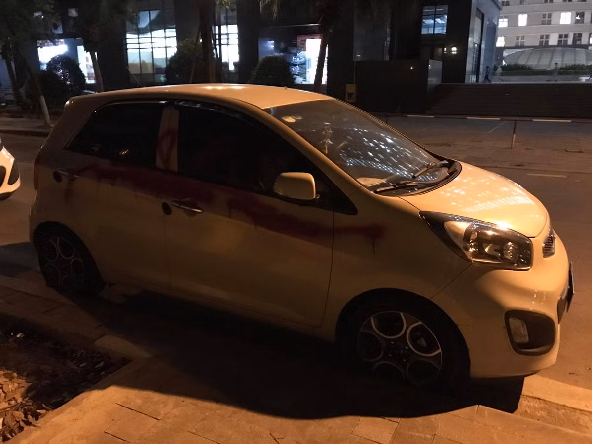 Theo đó, ngày 8/11, tại khu vực phía sau chung cư CT7, phường Dương Nội đã xảy ra việc một số xe ô tô đỗ dưới lòng đường cạnh khu đô thị, đã bị xịt sơn màu đỏ lên thân xe. Ngay sau khi nắm bắt thông tin sự việc trên, Công an Hà Đông đã tập trung lực lượng điều tra xác minh làm rõ.