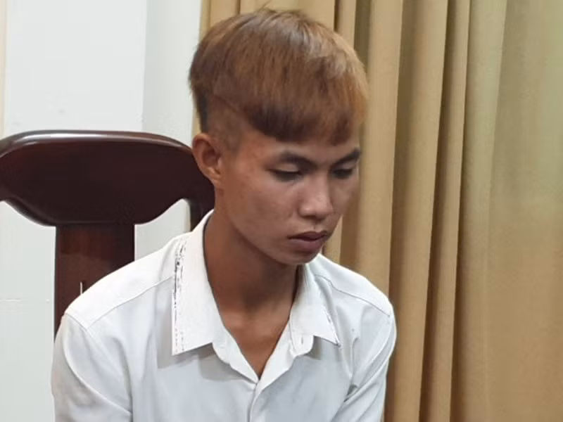  Rủ bạn về nhà sát hại mẹ cướp tài sản: Sáng 12/10, Nguyễn Lâm (18 tuổi, Hòa Hiệp Trung, thị xã Đông Hòa, Phú Yên) rủ Đặng Phúc Công (14 tuổi, ngụ TP Tuy Hòa, Phú Yên) về nhà để cướp tài sản của mẹ ruột là bà Trần Thị Thu Liễu (54 tuổi). 