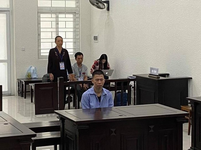 Bực tức về việc con trai lười biếng, ông Nguyễn Văn T. và bà Nguyễn Thị B. (cha mẹ bị cáo) có vài lần to tiếng, quát mắng. Điều này khiến Cảnh đem lòng tức tối. Khoảng 10h ngày 6/2, Cảnh uống hết nửa chai rượu và nghe nhạc. Sau khi ngà ngà say, cảnh đã ra tay sát hại mẹ ruột. Khi ông T. và anh S. (em trai Cảnh) lao vào can thì bị cáo đã dùng dao đâm bị thương cả hai người.