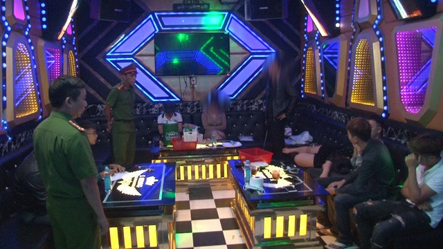  9 đối tượng dương tính ma túy trong quán Karaoke: Ngày 19/11, Công an thành phố Huế, tỉnh Thừa Thiên Huế cho biết, vừa bất ngờ kiểm tra hành chính tại quán Karaoke Ising (phường Thuận Thành, TP Huế) thì phát hiện tại 2 phòng có 14 đối tượng có dấu hiệu sử dụng trái phép chất ma túy. Tang vật thu giữ 1 gói nilong chứa chất ma túy. Qua test nhanh có 9/14 đối tượng dương tính với chất ma túy.