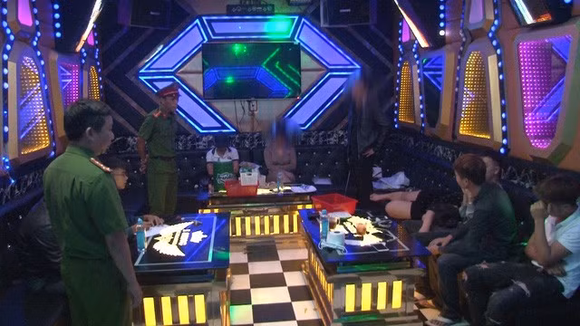  9 đối tượng dương tính ma túy trong quán Karaoke: Ngày 19/11, Công an thành phố Huế, tỉnh Thừa Thiên Huế cho biết, vừa bất ngờ kiểm tra hành chính tại quán Karaoke Ising (phường Thuận Thành, TP Huế) thì phát hiện tại 2 phòng có 14 đối tượng có dấu hiệu sử dụng trái phép chất ma túy. Tang vật thu giữ 1 gói nilong chứa chất ma túy. Qua test nhanh có 9/14 đối tượng dương tính với chất ma túy.