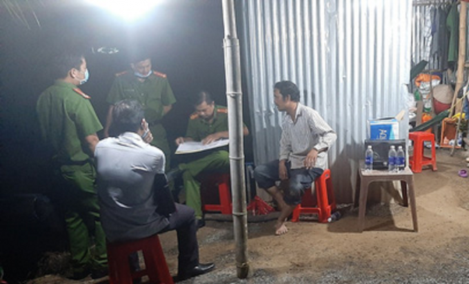  Nghi án người đàn ông giết chết người tình rồi uống thuốc sâu tự vẫn: Ngày 19/11, Công an tỉnh Tiền Giang đang điều tra một vụ án mạng nghiêm trọng khiến một người phụ nữ thiệt mạng. Trước đó, ông Nguyễn Thái An (49 tuổi, trú huyện Chợ Gạo, Tiền Giang) nghi ngờ bà Lê Thị Kim Chi (trú thị xã Gò Công) có quan hệ tình cảm với một người đàn ông khác nên đã ghen tuông và ra tay sát hại bà Chi, sau đó uống thuốc diệt cỏ tự vẫn. 