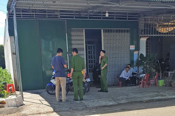  Mẹ trầm cảm dìm con vào xô nước tử vong: Sáng 18/11, do bực tức con trai khóc không chịu ngủ, nên chị L.H.T. (24 tuổi, trú tại TP Bảo Lộc, tỉnh Lâm Đồng) bế cháu L.T.Đ. (9 tháng tuổi) vào nhà tắm dìm trong xô nước. Đến lúc không còn nghe cháu Đ. khóc, chị T. nói với em trai mình cùng ra xem thì phát hiện cháu bé đã tử vong. Ngày 17/11, chị T. vừa điều trị trầm cảm từ TP HCM về thì xảy ra sự việc đau lòng trên. 