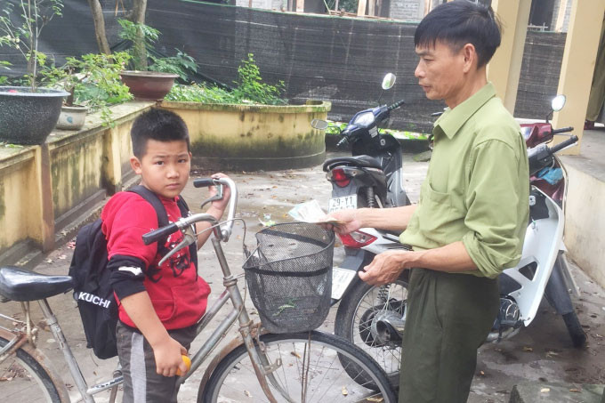  Nam sinh lớp 4 nhặt được tiền rơi, bàn giao cho công an để trả lại người mất: Khoảng 12h50 ngày 17/11, em Đặng Đình Nam (học sinh lớp 4C, trường Tiểu học Phùng Xá, thuộc xã Phùng Xá, huyện Mỹ Đức, Hà Nội) trong lúc đang đạp xe đến trường thì nhặt được số tiền gần 3 triệu đồng rồi giao tiền cho công an xã Phùng Xá. Người làm rơi số tiền là chị Phan Thị Huệ (SN 1983, trú tại Mỹ Đức, Hà Nội). 