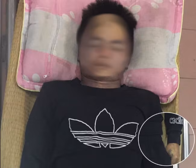  Chủ nhà tá hỏa phát hiện khách xin ngủ nhờ tử vong: Khoảng 21h30 ngày 13/11, 2 thanh niên không quen biết xin vào ngủ nhờ nhà anh Đ.N (trú xã Ngọc Hồi, Hà Nội) vì đang trong tình trạng đã uống rượu. Đến khoảng 23h cùng ngày, một người về trước. Khoảng 8h ngày 14/11, anh Đức Nh. phát hiện thanh niên ở nhờ nhà mình đã tử vong. Hôm nay, Công an TP Hà Nội phát đi thông tin và cho biết đang điều tra làm rõ nguyên nhân người đàn ông này tử vong. 