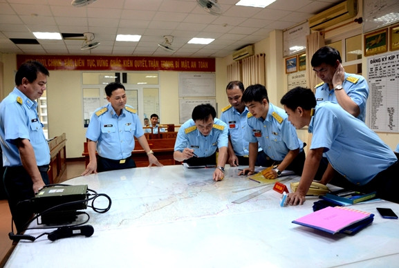 Đúng như Tổng Bí thư, Chủ tịch nước, Bí thư Quân ủy Trung ương Nguyễn Phú Trọng nhận xét: Quân đội luôn là lực lượng nòng cốt, xung kích đi đầu trong phòng, chống thiên tai, dịch bệnh, cứu hộ, cứu nạn, khắc phục sự cố môi trường; qua đó, ngày càng làm sâu sắc hơn, tỏa sáng hơn phẩm chất "Bộ đội Cụ Hồ" trong tình hình mới. Trong và sau bão, hàng chục nghìn cán bộ, chiến sĩ quân đội không quản ngại hiểm, nguy gian khó, ngày đêm vật lộn với bão, lũ để hỗ trợ đồng bào, cứu hộ người dân bị nạn. (Sở chỉ huy tiền phương của Quân chủng PK-KQ dự kiến các phương án cứu nạn, tiếp tế đồng bào vùng lũ)