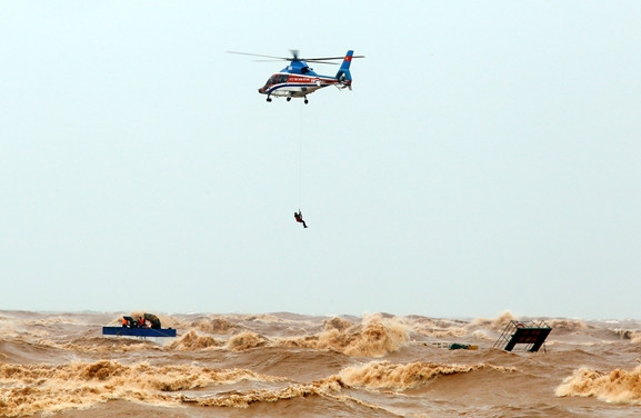 Trực thăng của Binh đoàn 18 thực hiện bay treo, đưa thuyền viên tàu Vietship 01 vào bờ.