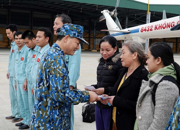 Thủ trưởng Bộ tư lệnh Quân chủng PK-KQ trao quà tặng người dân vùng lũ sau khi được trực thăng Trung đoàn 930 cứu nạn.