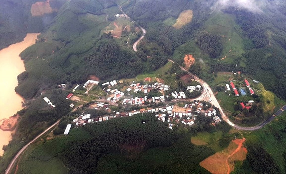 Sau bão số 9, nhiều khu dân cư trên địa bàn huyện Phước Sơn (Quảng Nam) bị sạt lở nghiêm trọng.