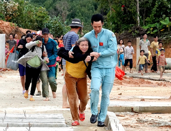 Phi công Trung đoàn 930 kịp thời đưa người dân vùng lũ Phước Lộc bị thương về Đà Nẵng điều trị.