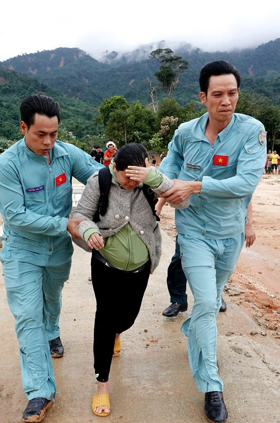 Phi công Trung đoàn 930 đưa sản phụ từ vùng lũ Phước Lộc về Đà Nẵng chờ sinh.