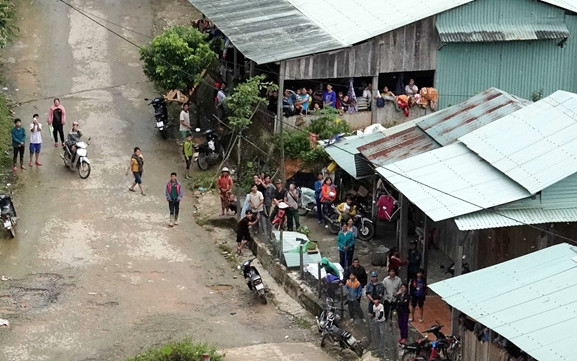 Người dân xã Phước Lộc mong mỏi đón nhận hàng cứu trợ từ máy bay trực thăng sau nhiều ngày bị lũ cô lập.