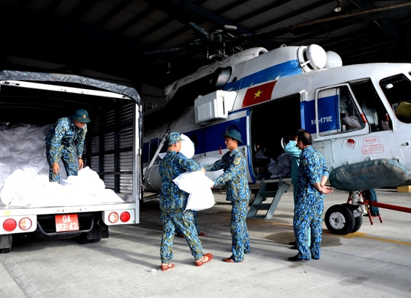 Mở đầu chùm phóng sự ảnh là những hình ảnh về bộ đội không quân với những cánh bay thông minh và quả cảm đến với hàng nghìn người dân ở các vùng bị cô lập dài ngày. Để cứu dân không chỉ có trái tim nóng mà còn phải có cái đầu thông minh, sáng suốt tìm phương án tối ưu nhất. Trong các cơn bão trong tháng 10 vừa qua, máy bay trực thăng của Trung đoàn 930, Sư đoàn 372 (Quân chủng PK-KQ) đã chủ động khắc phục khó khăn, dũng cảm vượt qua điều kiện, thời tiết xấu, trời âm u, mây mù, thực hiện các chuyến bay biển, bay rừng núi kịp thời cứu nạn, cứu trợ đồng bào vùng bão lũ miền Trung... (Vận chuyển hàng sang máy bay trực thăng để chuẩn bị bay cứu trợ đồng bào vùng lũ Phước Sơn)