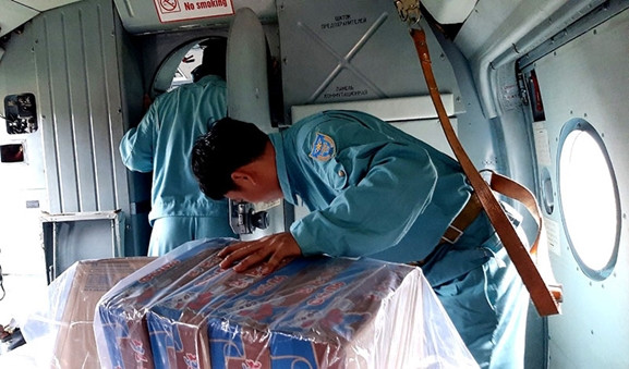 Lực lượng cứu hộ của Trung đoàn 930 chuẩn bị thả hàng cứu trợ đồng bào Phước Lộc.