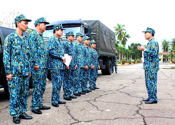 Thủ trưởng Bộ tư lệnh Quân chủng PK-KQ trực tiếp giao nhiệm vụ bay cứu nạn, cứu trợ cho chỉ huy Sư đoàn 372 và Trung đoàn 930.