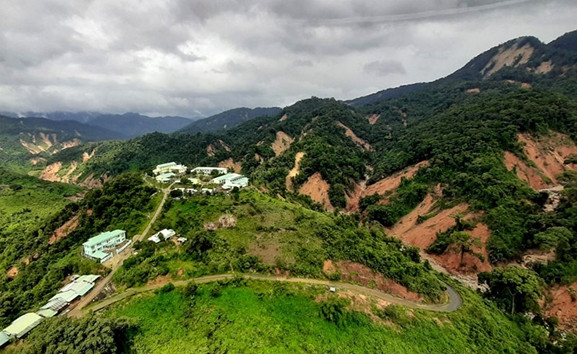 UBND xã Phước Lộc bị cô lập bởi xung quanh sạt lở nghiêm trọng.