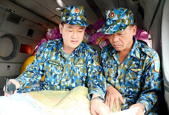 Đại tá Lê Đức Minh, Trưởng phòng Cứu hộ cứu nạn, Quân chủng PK-KQ và Đại tá Phạm Tuấn Anh, Phó sư đoàn trưởng, Tham mưu trưởng sư đoàn 372 thống nhất phương án cho máy bay hạ cánh xuống điểm đỗ.