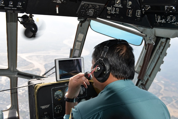 Thượng tá Nguyễn Ngọc Trung, cơ trưởng máy bay Mi-171 bình tĩnh chỉ huy tổ bay bay vào vùng núi Phước Sơn cứu nạn, cứu trợ. Thời tiết xấu, trời âm u, máy bay xuyên mây bay thẳng hướng Quảng Nam. Khi đến vùng núi Phước Sơn thì mây càng thêm dày đặc, gió rít liên hồi, máy bay chao lên, liệng xuống mấy vòng rồi lách qua màn mây hun hút để tìm bãi đáp...